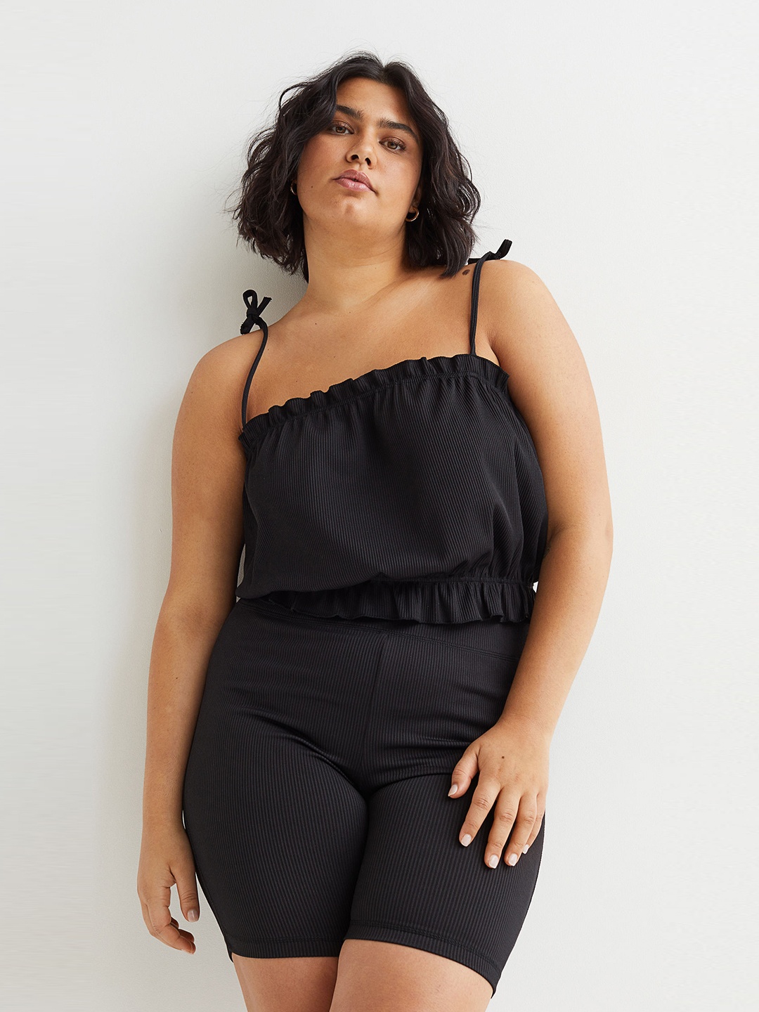 

H&M+ Plus Size Black Solid Cropped Top