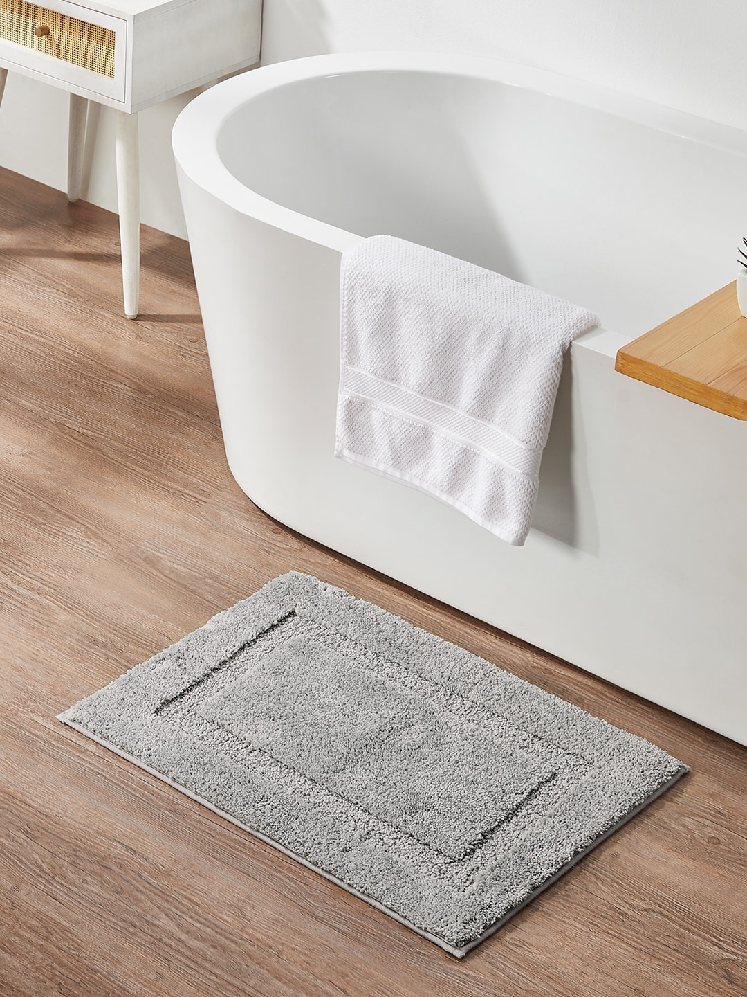 

Pano Silver-Coloured Solid 1600 GSM Anti-Slip Bath Mat