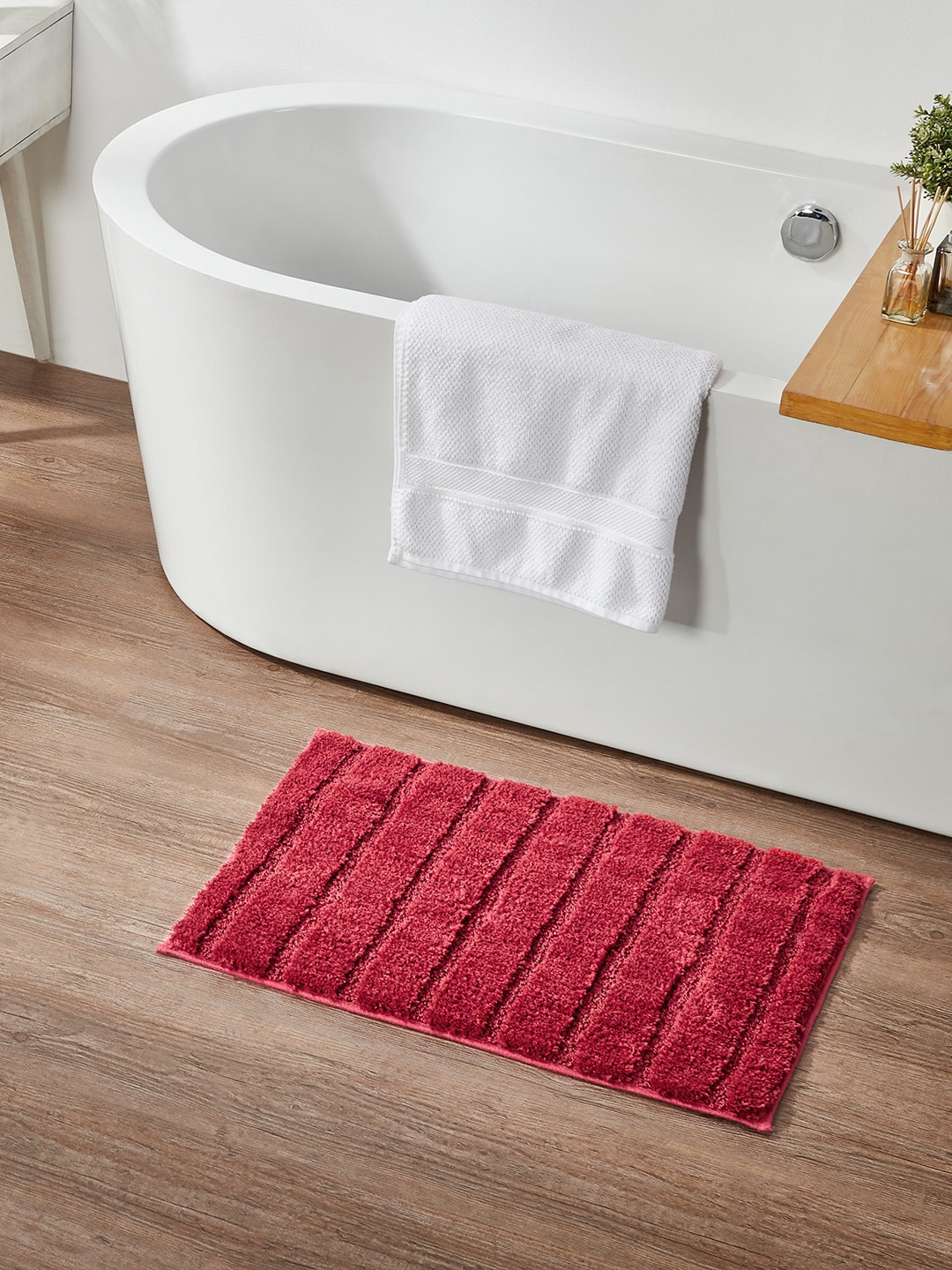 

Pano Red Striped Printed 1600 GSM Bath Rugs