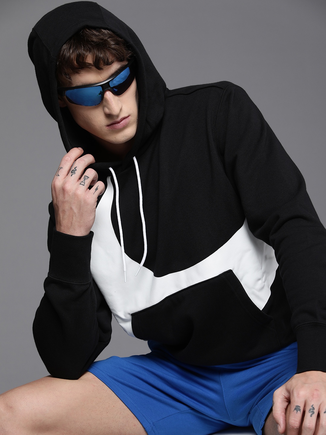 

Nike Men Black And White Colourblocked Hooded Pullover Sports Sweatshirt