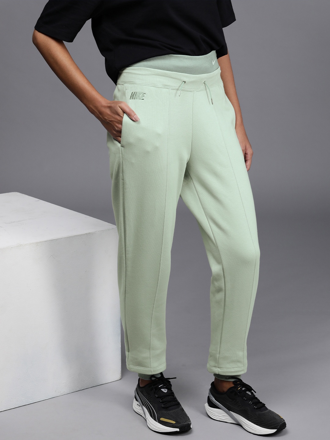 

Nike Women Light Green Brand Logo Embroidered Icon Clash Easy Fleece Joggers
