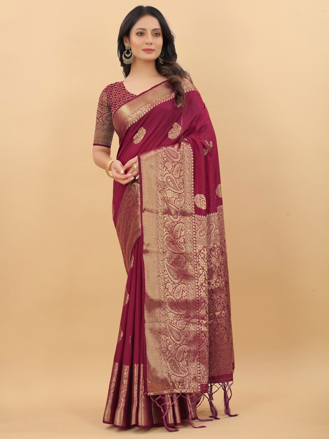 

LINARO LIFESTYLES Maroon & Gold-Toned Paisley Zari Silk Cotton Banarasi Saree