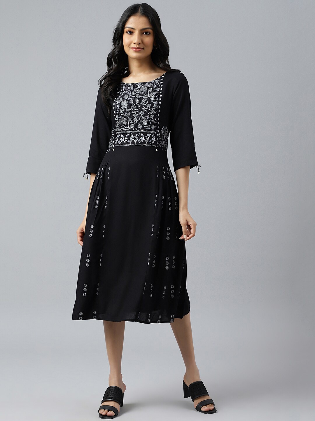 

W Women Black Floral Embroidered Kurta