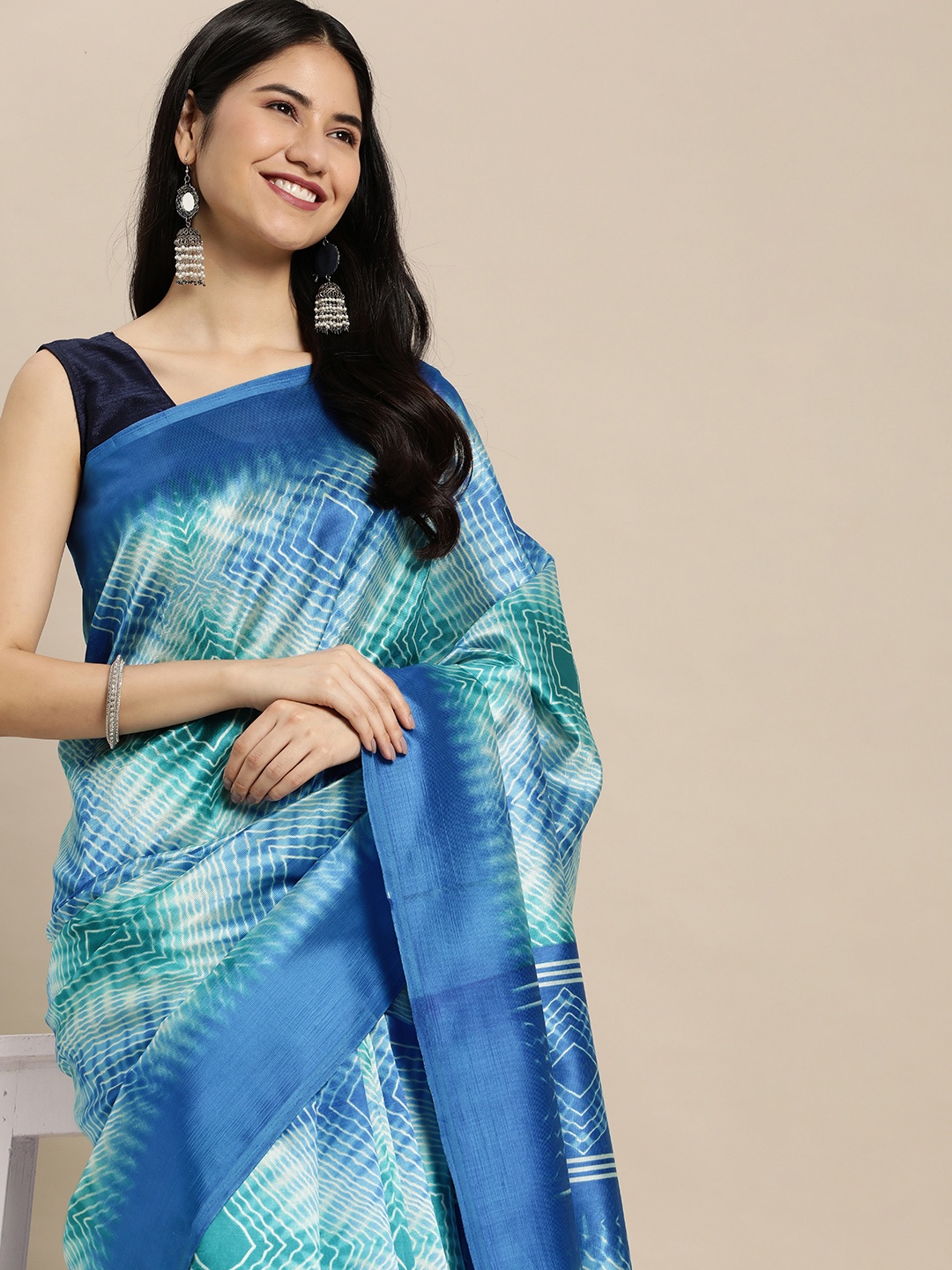 

SANGAM PRINTS Blue & White Bandhani Print Art Silk Saree