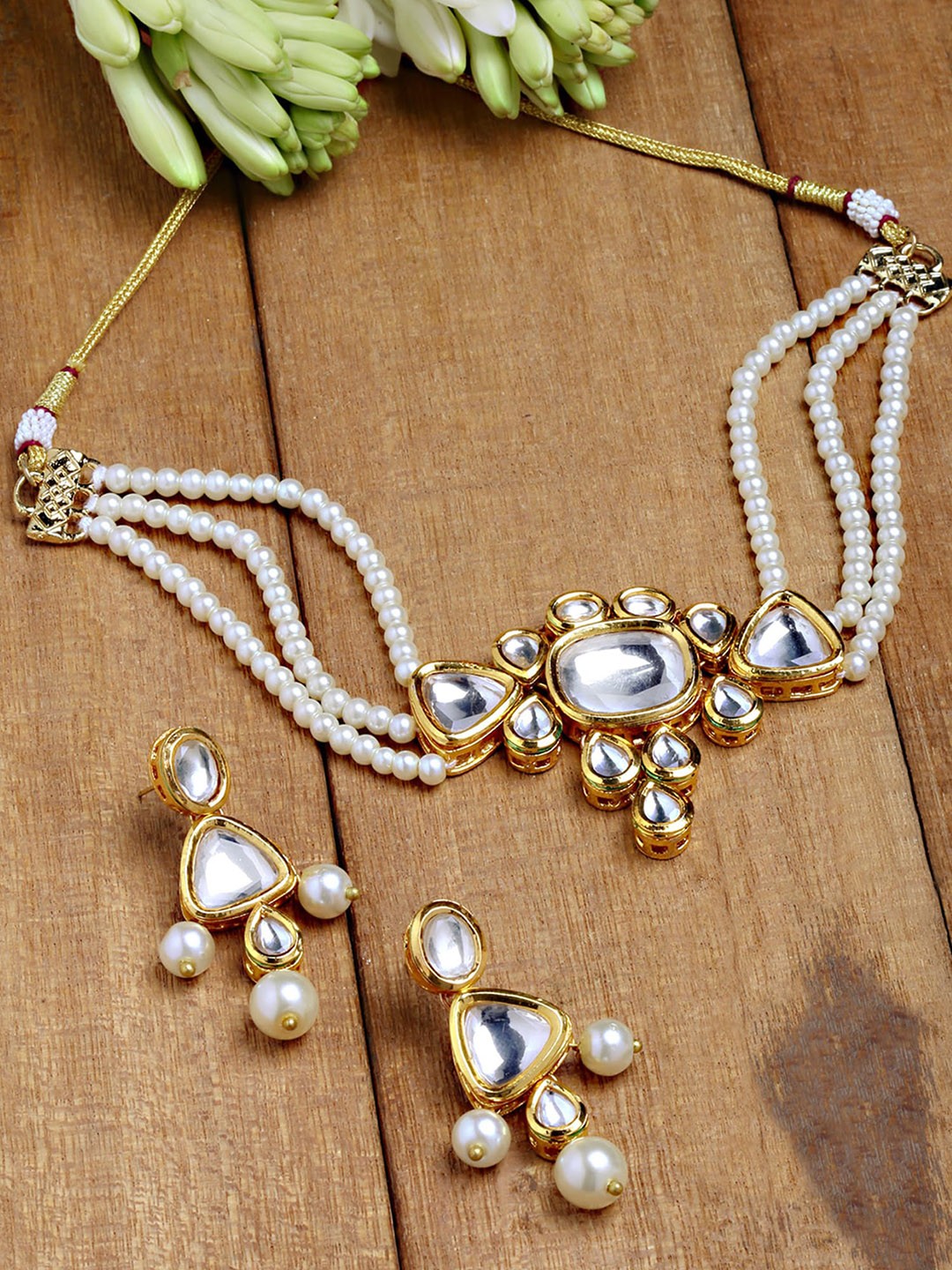 

KARATCART Gold-Plated & White Kundan Studded & Pearl Beaded Jewellery Set