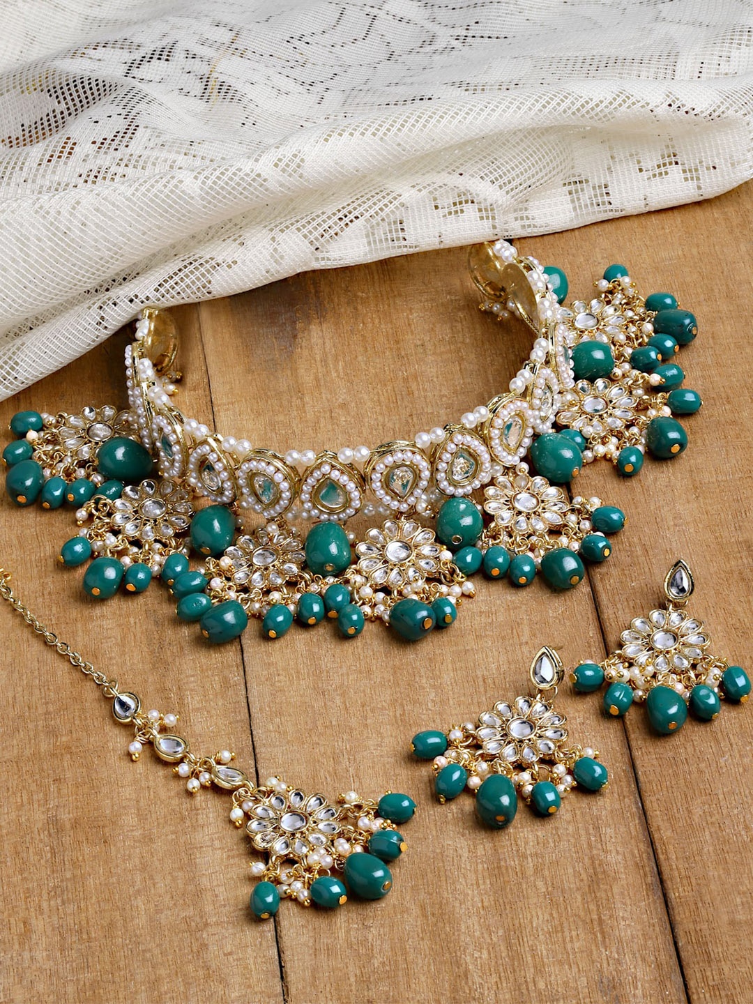 

KARATCART Gold-Plated Green & White Kundan Studded & Beaded Jewellery Set