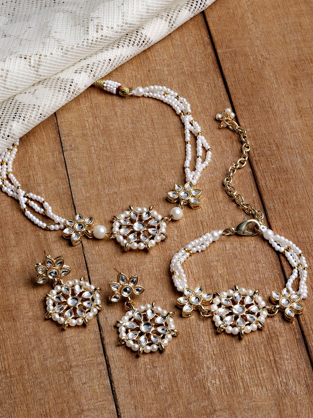 

KARATCART Women Gold-Plated Floral Pearl Kundan Studded Jewellery Set