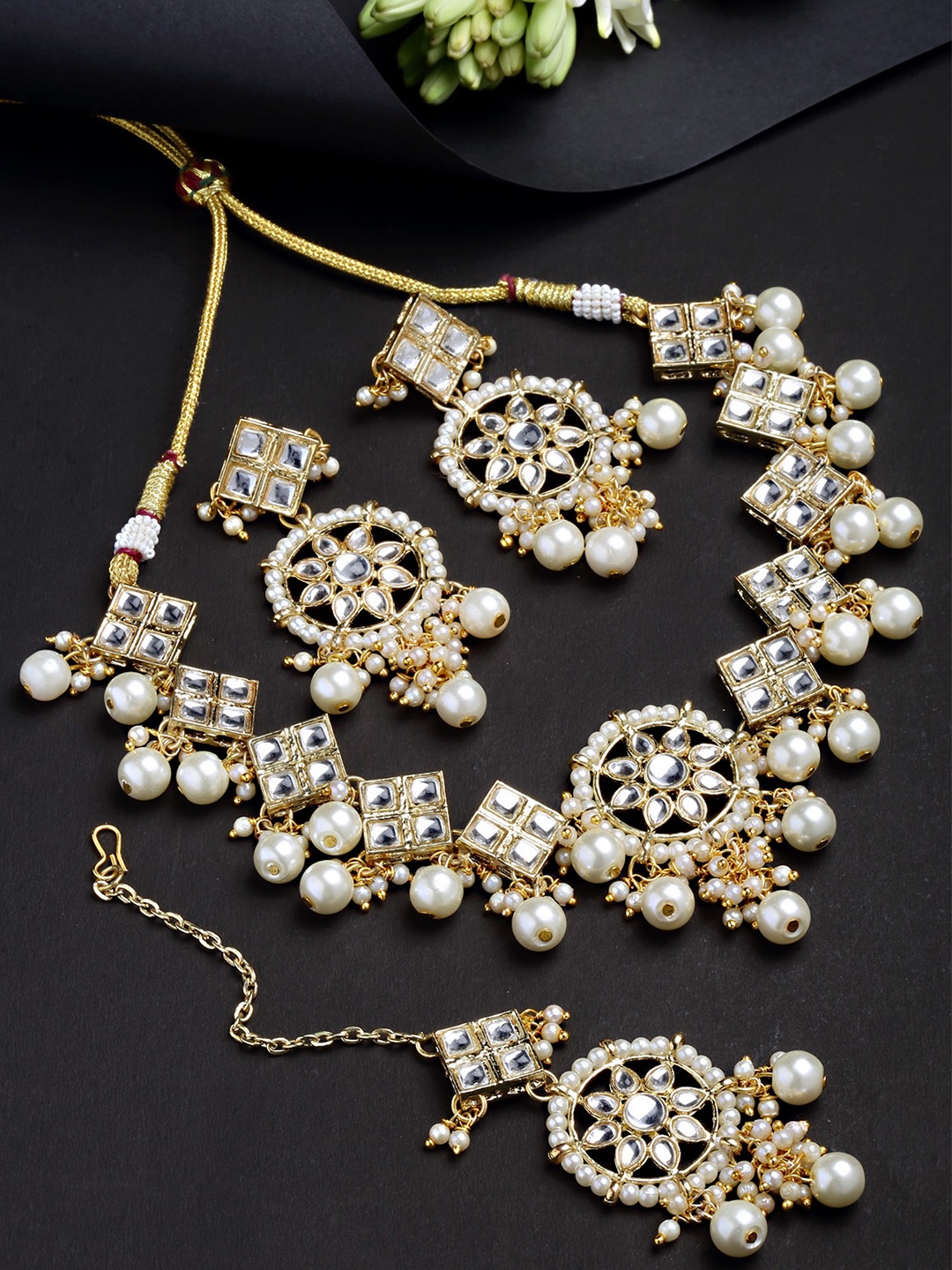 

KARATCART Women Gold-Plated Gol-Toned Kundan-Studded & Pearl Beaded Jewellery Set