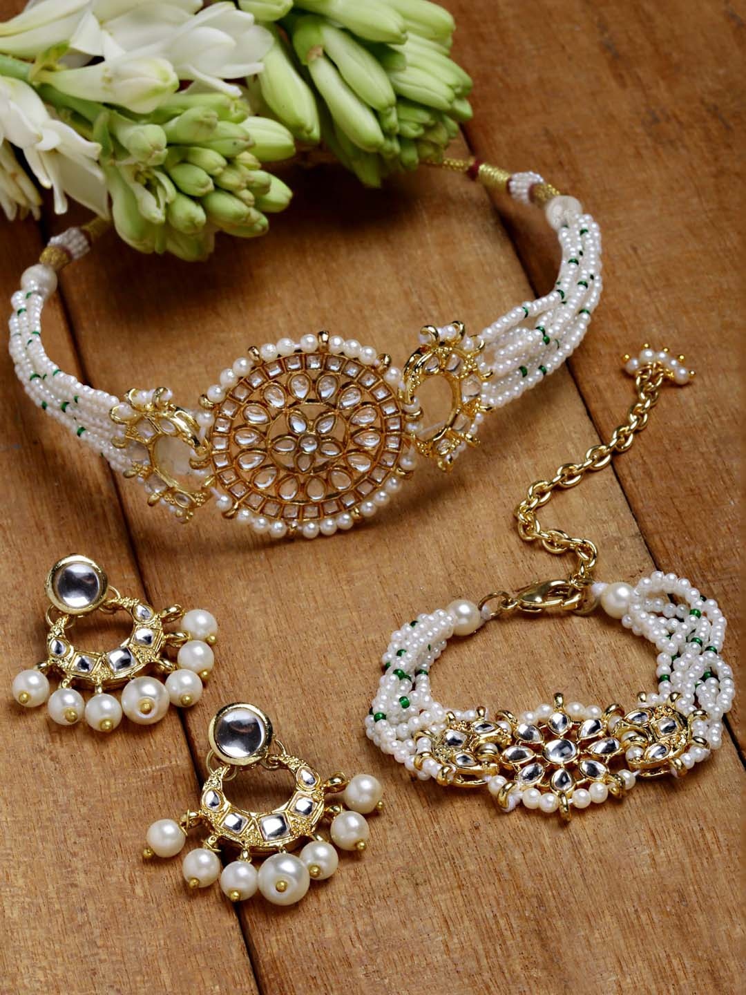 

KARATCART Women Gold-Plated White Kundan Studded & Beaded Handcrafted Jewelry Set