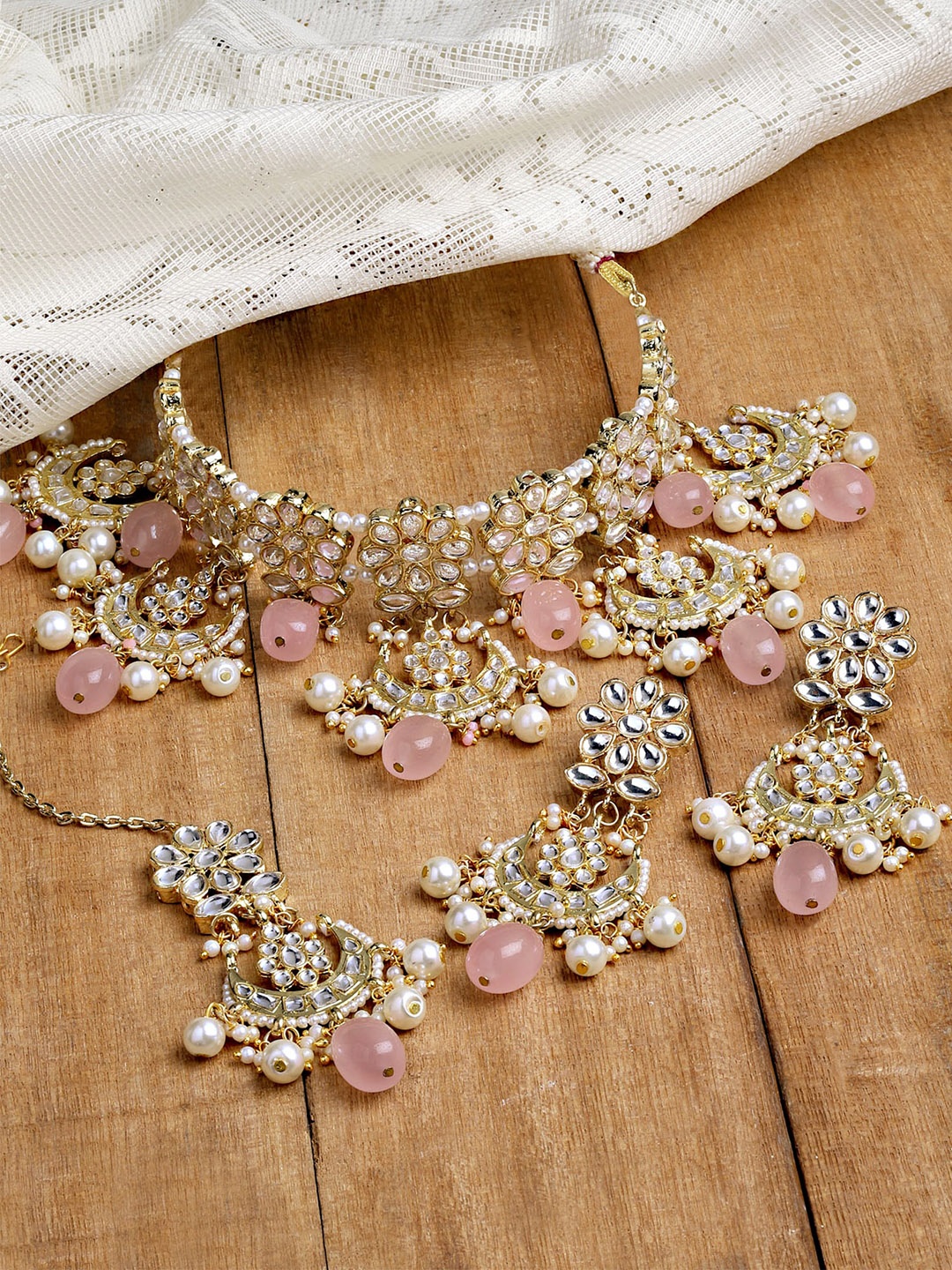 

KARATCART Gold-Plated Pink Kundan Studded & Beaded Jewellery Set