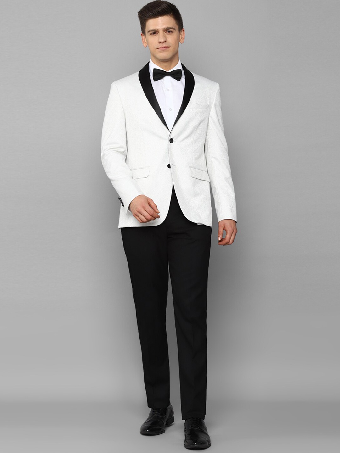 

Allen Solly Men White & Black Solid Slim-Fit Single-Breasted Party Suit