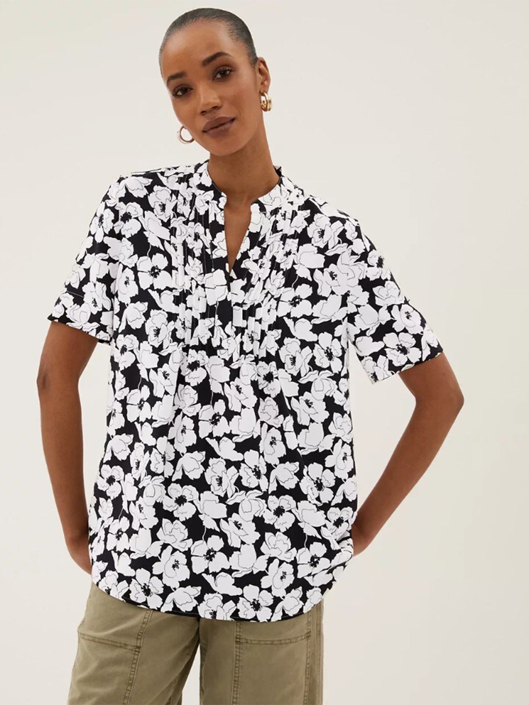 

Marks & Spencer Men Black & White Floral Print Mandarin Collar Top