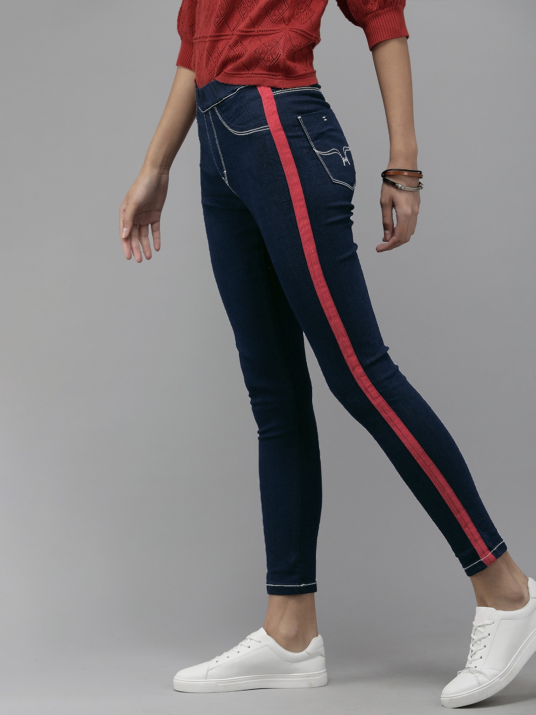 

Roadster Women Navy Blue & Red Side Taped Ankle Length Skinny Fit Jeggings