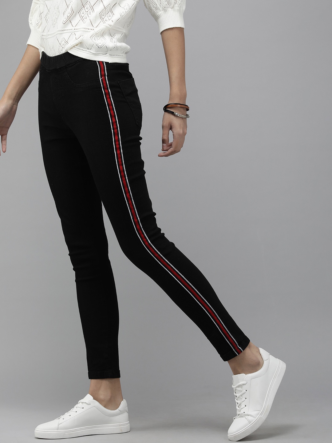 

Roadster Women Black & Red Side Taped Ankle Length Skinny Fit Jeggings