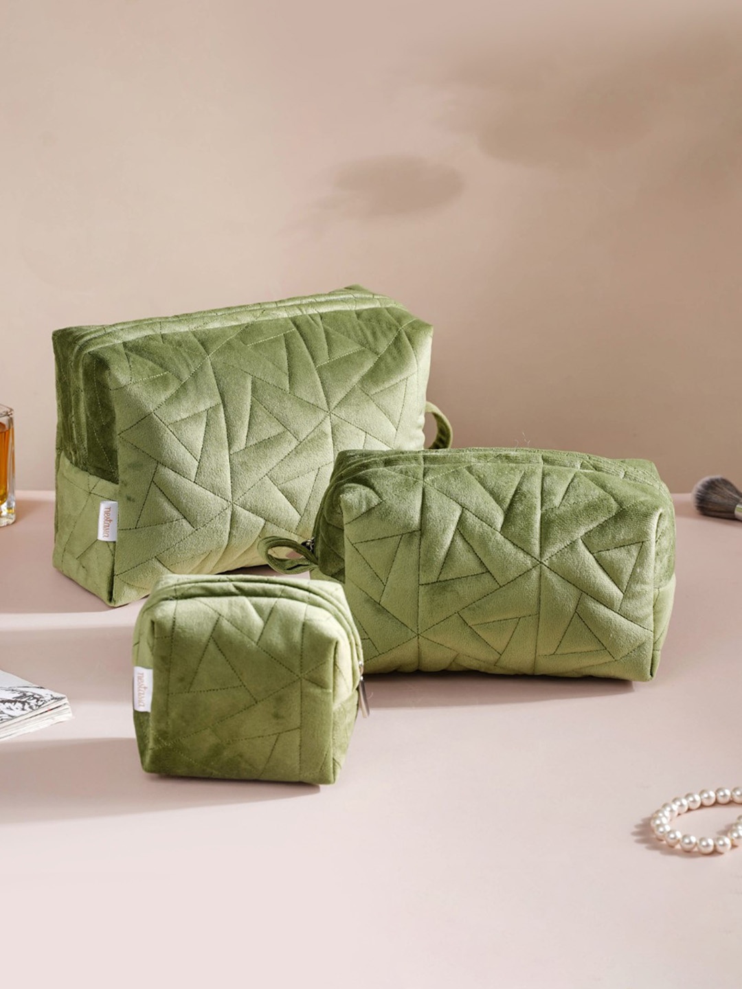 

Nestasia Set Of 3 Green Multipurpose Toiletry Pouches