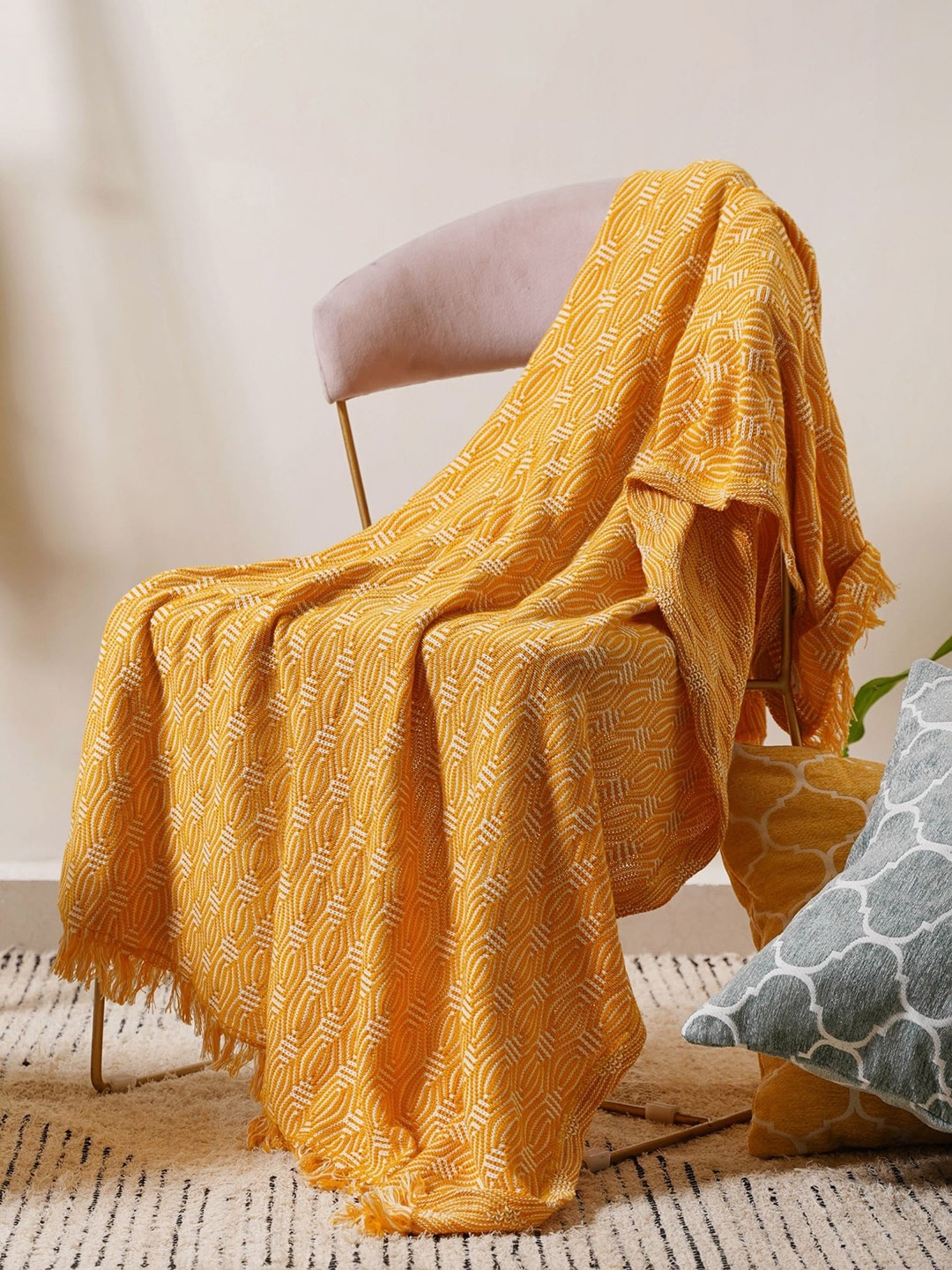 

Nestasia White & Yellow Textured Cotton Throw