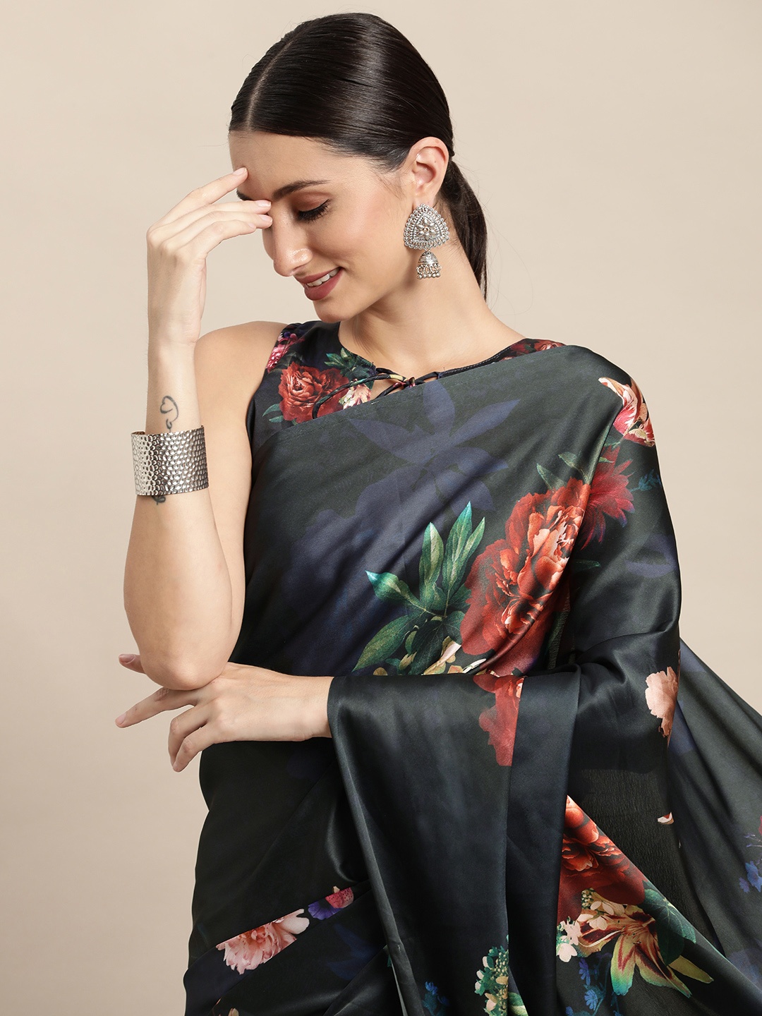 

VAIRAGEE Navy Blue & Red Floral Printed Saree