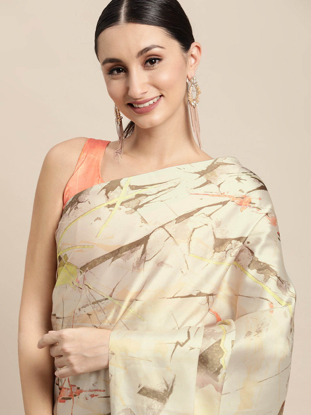 

VAIRAGEE Off White & Peach-Coloured Floral Printed Saree
