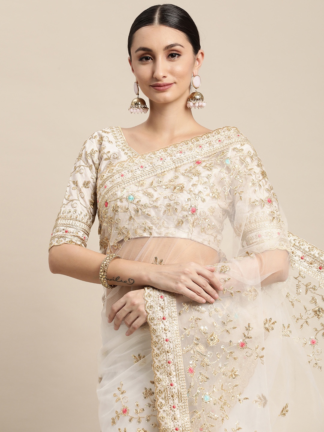

VAIRAGEE Off White Floral Embroidered Net Saree