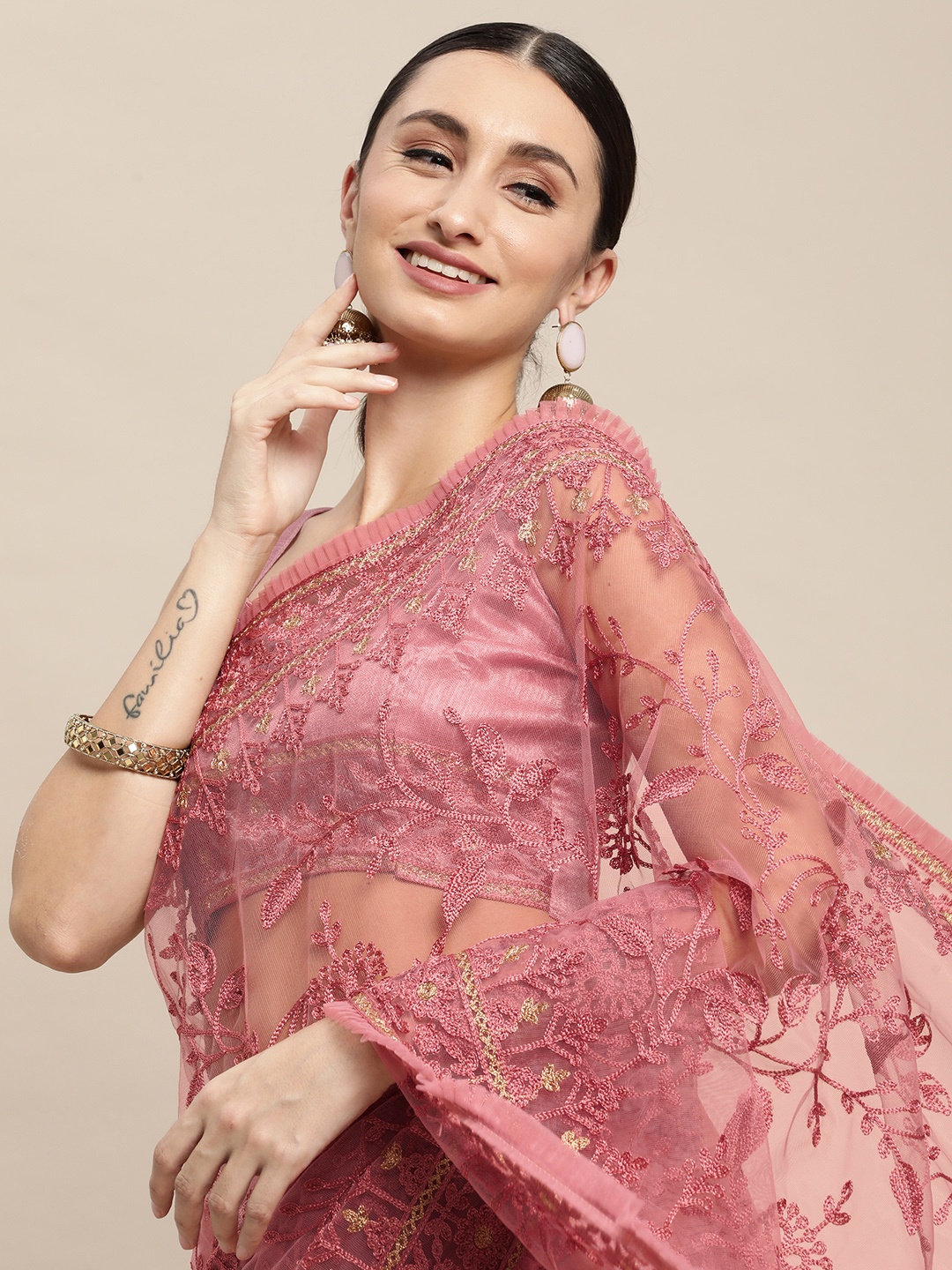 

VAIRAGEE Pink Floral Embroidered Net Saree