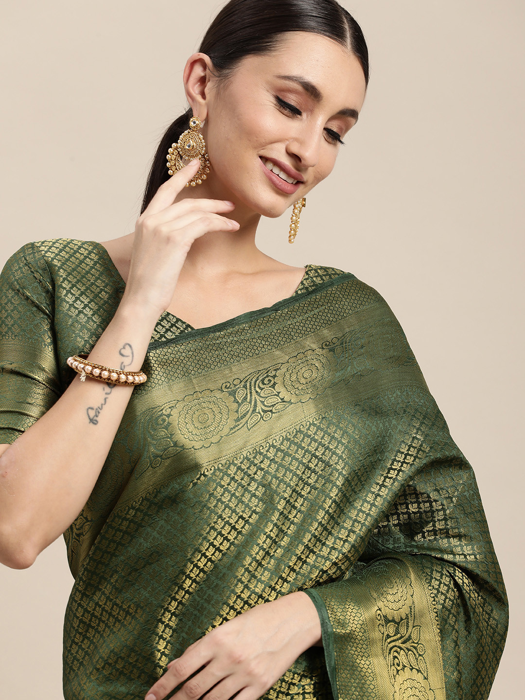 

VAIRAGEE Green & Golden Ethnic Motif Woven Pure Silk Kanjeevaram Saree