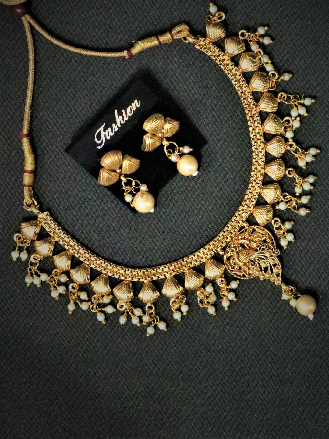 

LAFORWORD Gold-Plated Kundan-Studded & Pearl Beaded Jewellery Set