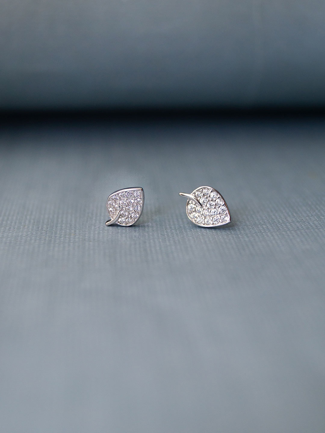 

MANNASH Silver-Toned Leaf Shaped Studs Earrings