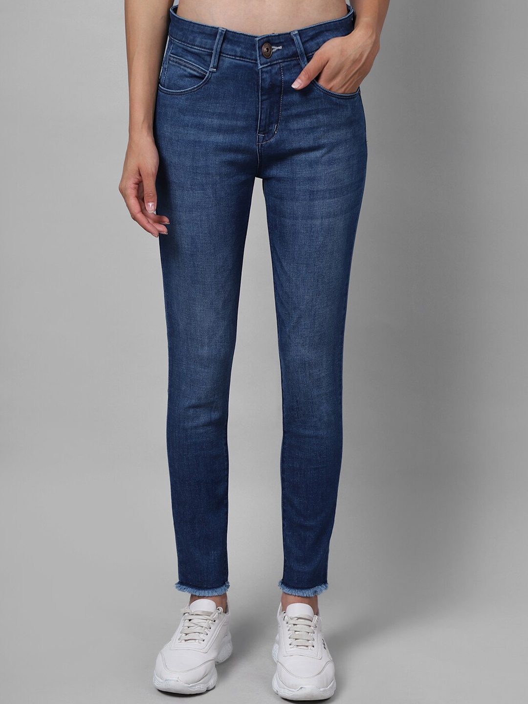 

Cantabil Women Blue Slim Fit Light Fade Jeans