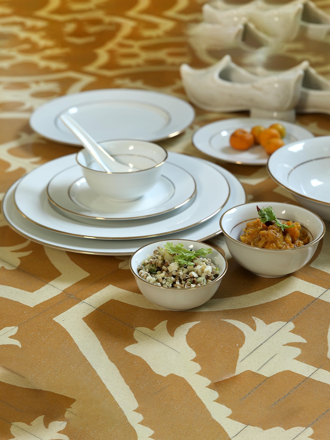 

HomeTown White & Gold-Toned Pieces Porcelain Glossy Dinnerware