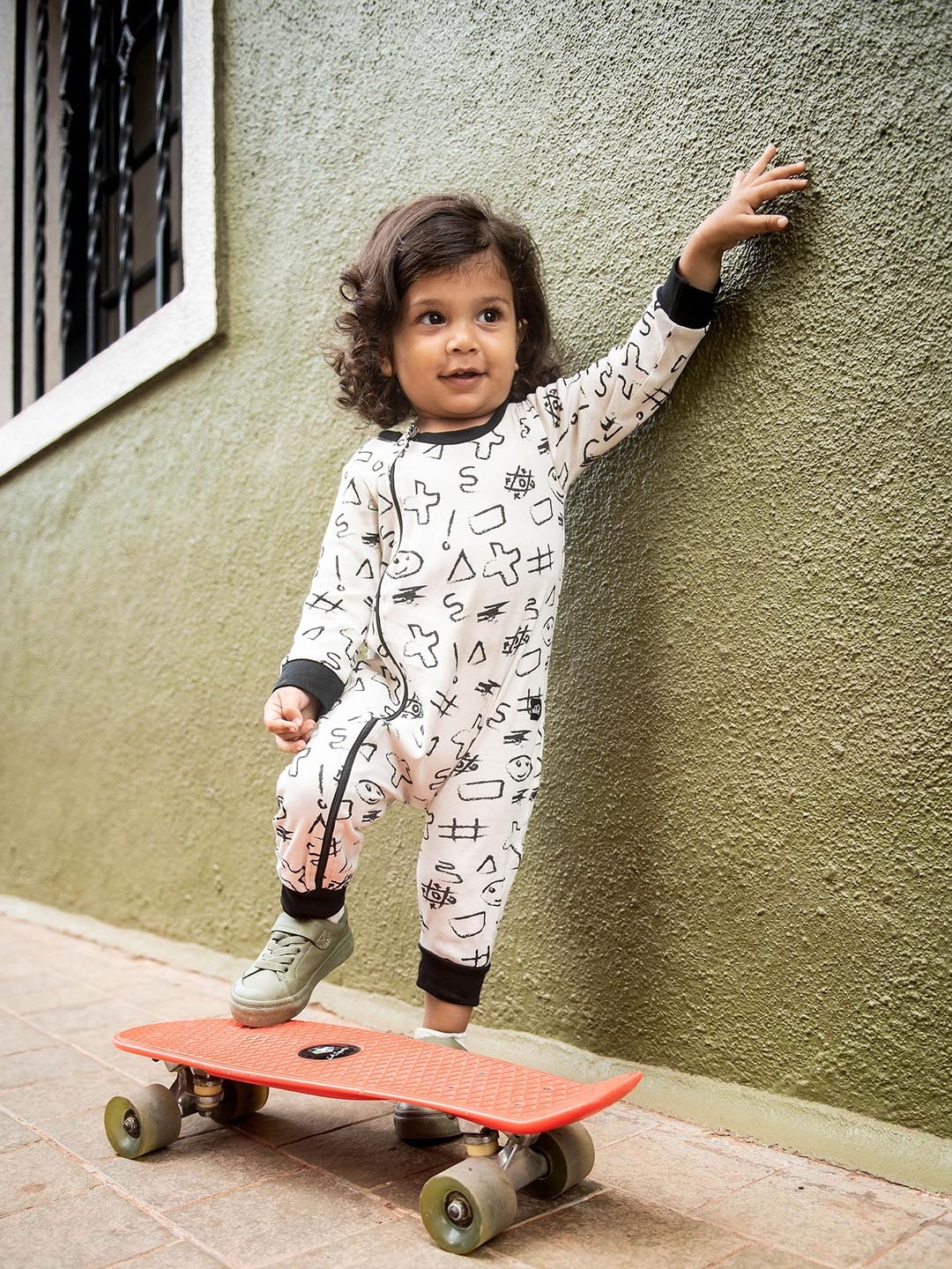 

Whistle & Hops Kids Black & White Printed Sustainable Sustainable Romper & Beanie