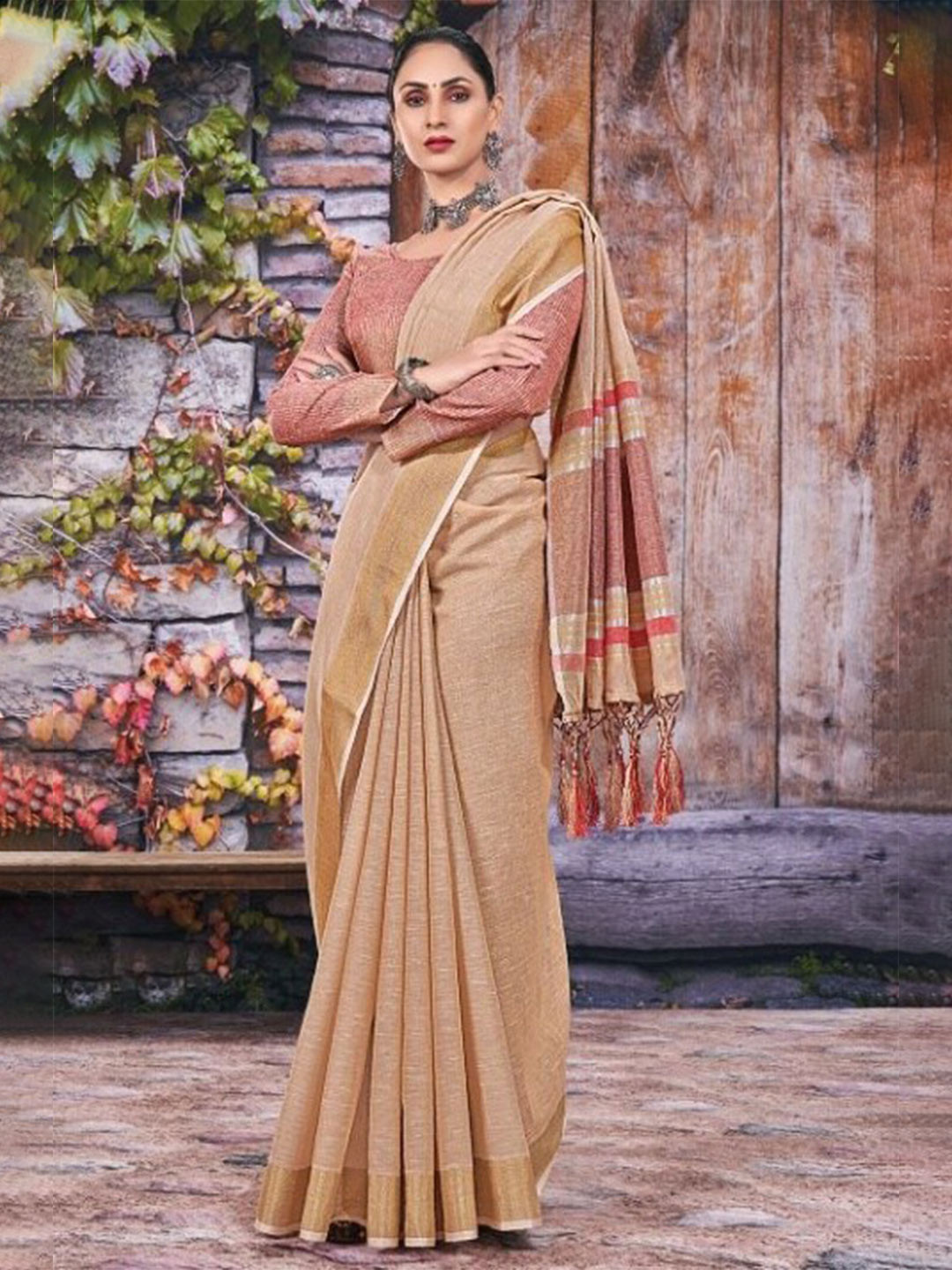 

KARAGIRI Women Brown & Gold-Toned Woven Design Zari Linen Blend Saree