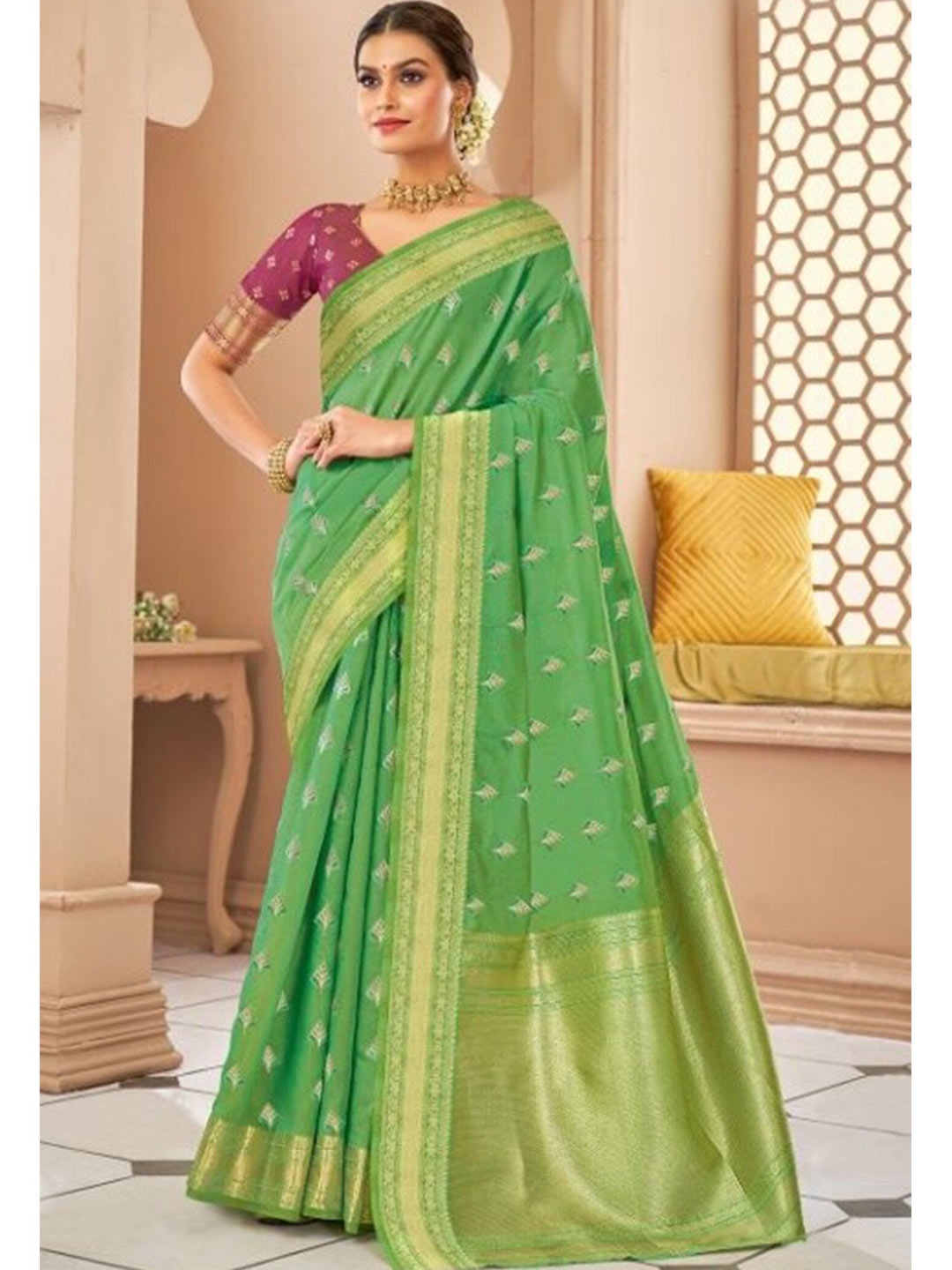 

KARAGIRI Green & Gold-Toned Woven Design Zari Silk Blend Banarasi Saree