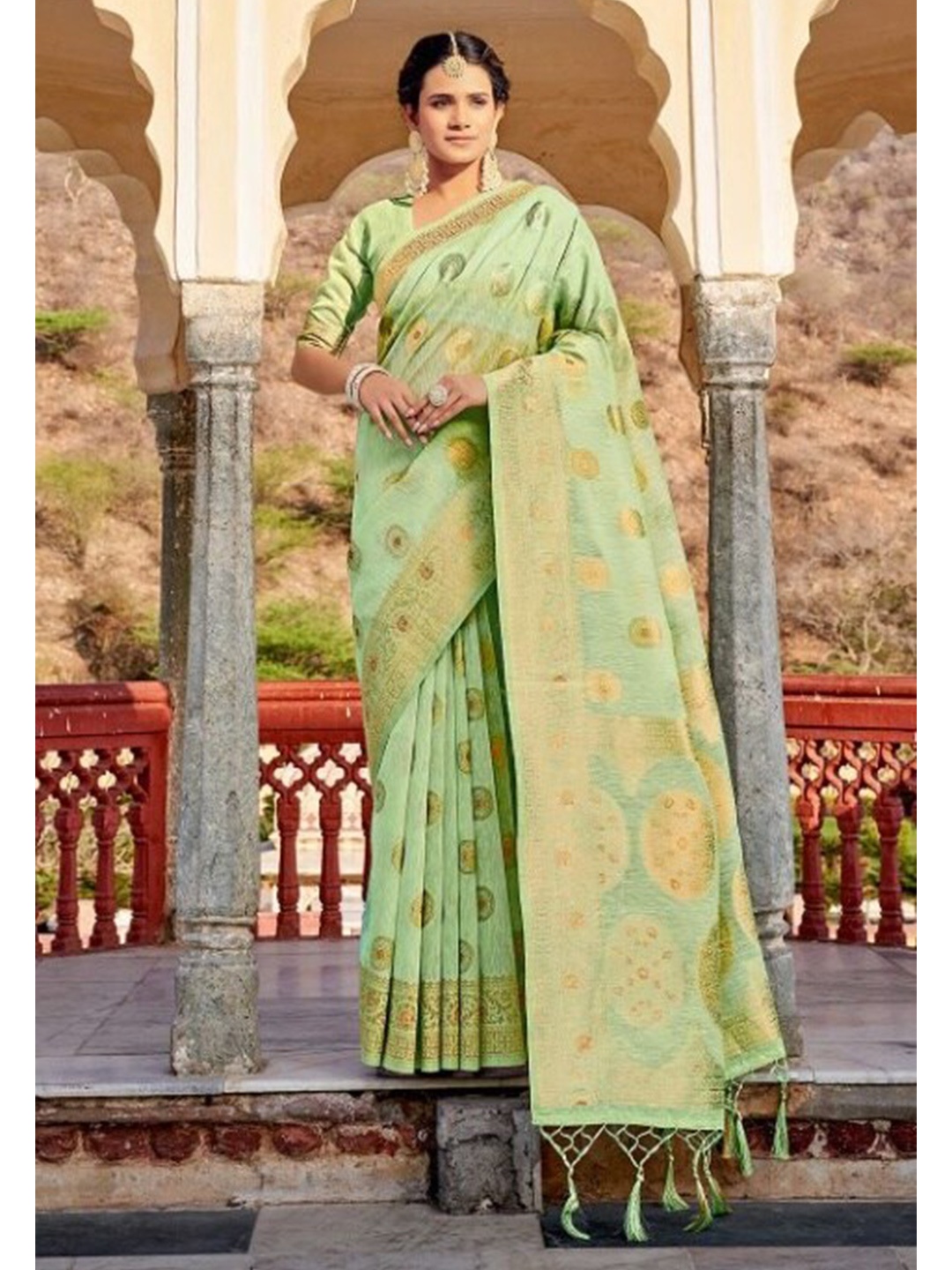 

KARAGIRI Green & Gold-Toned Woven Design Zari Linen Blend Saree