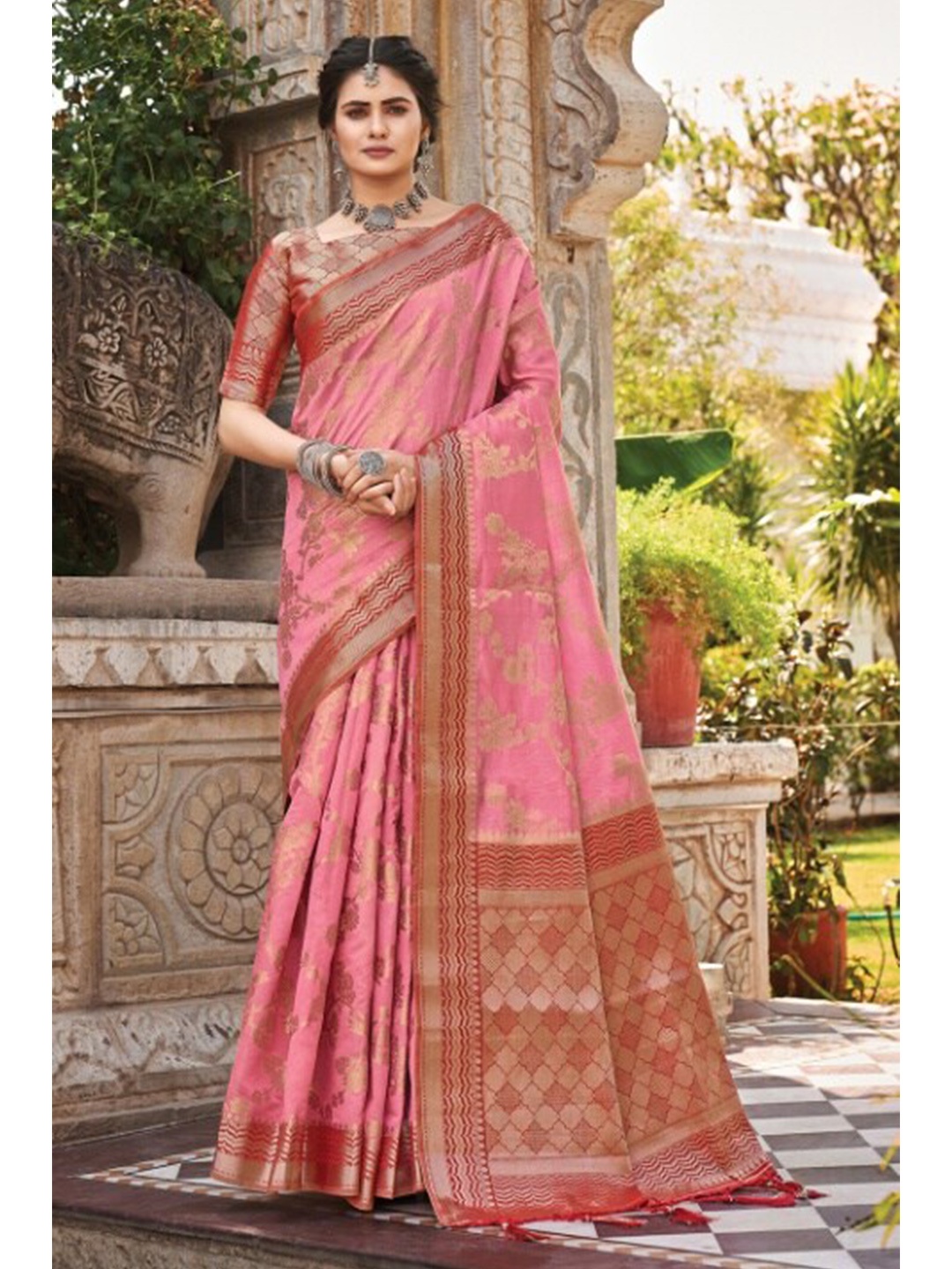 

KARAGIRI Pink & Gold-Toned Floral Zari Silk Blend Banarasi Saree