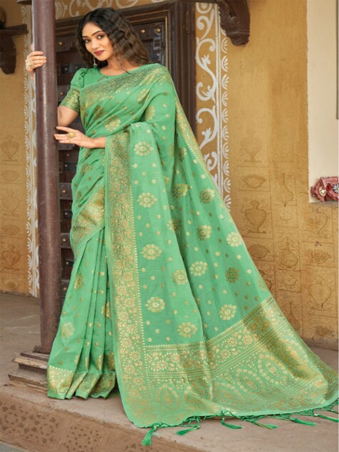 

KARAGIRI Green & Gold-Toned Woven Design Saree