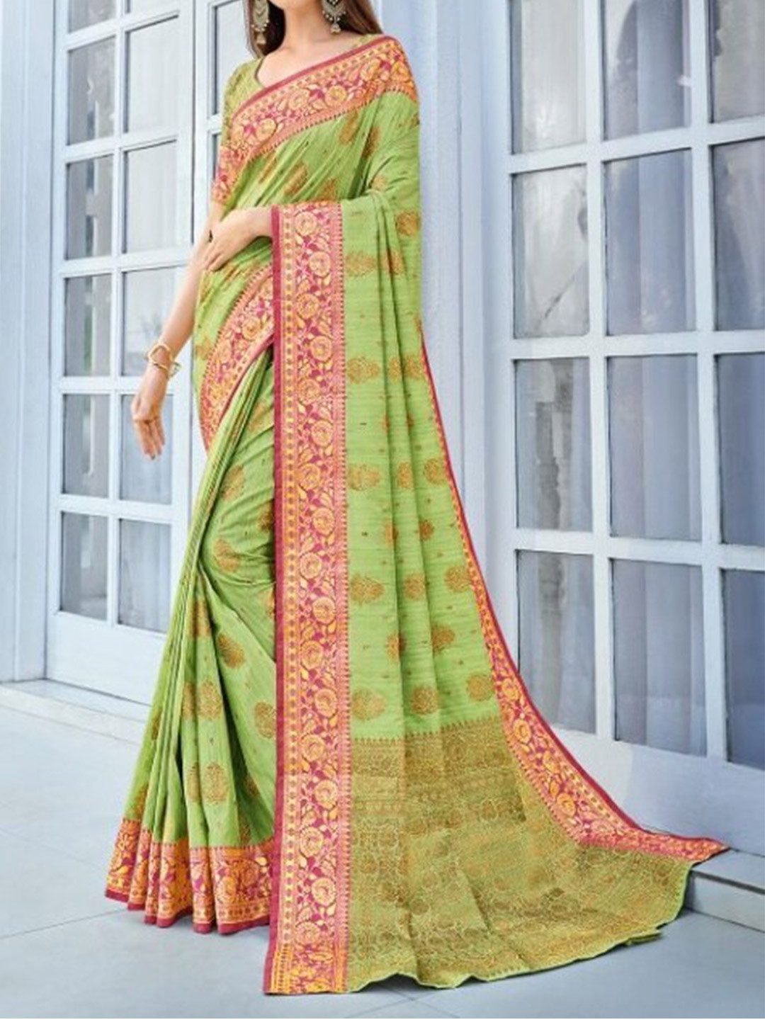 

KARAGIRI women Green & Red Floral Zari Saree