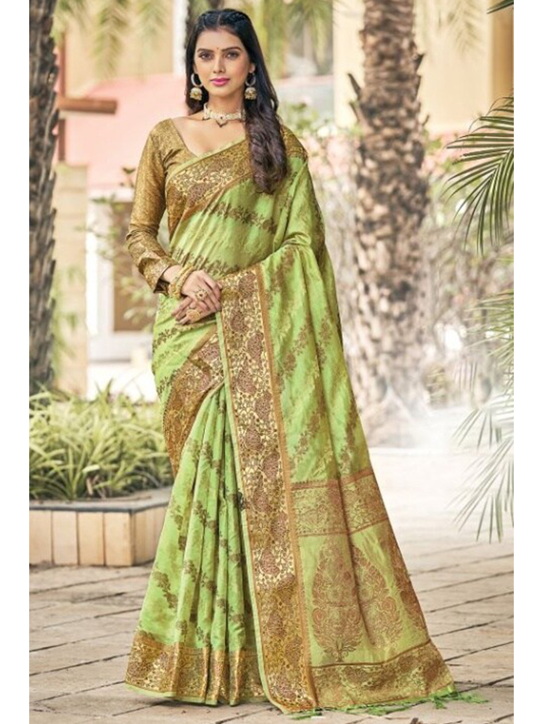 

KARAGIRI Women Green & Gold-Toned Floral Zari Organza Saree