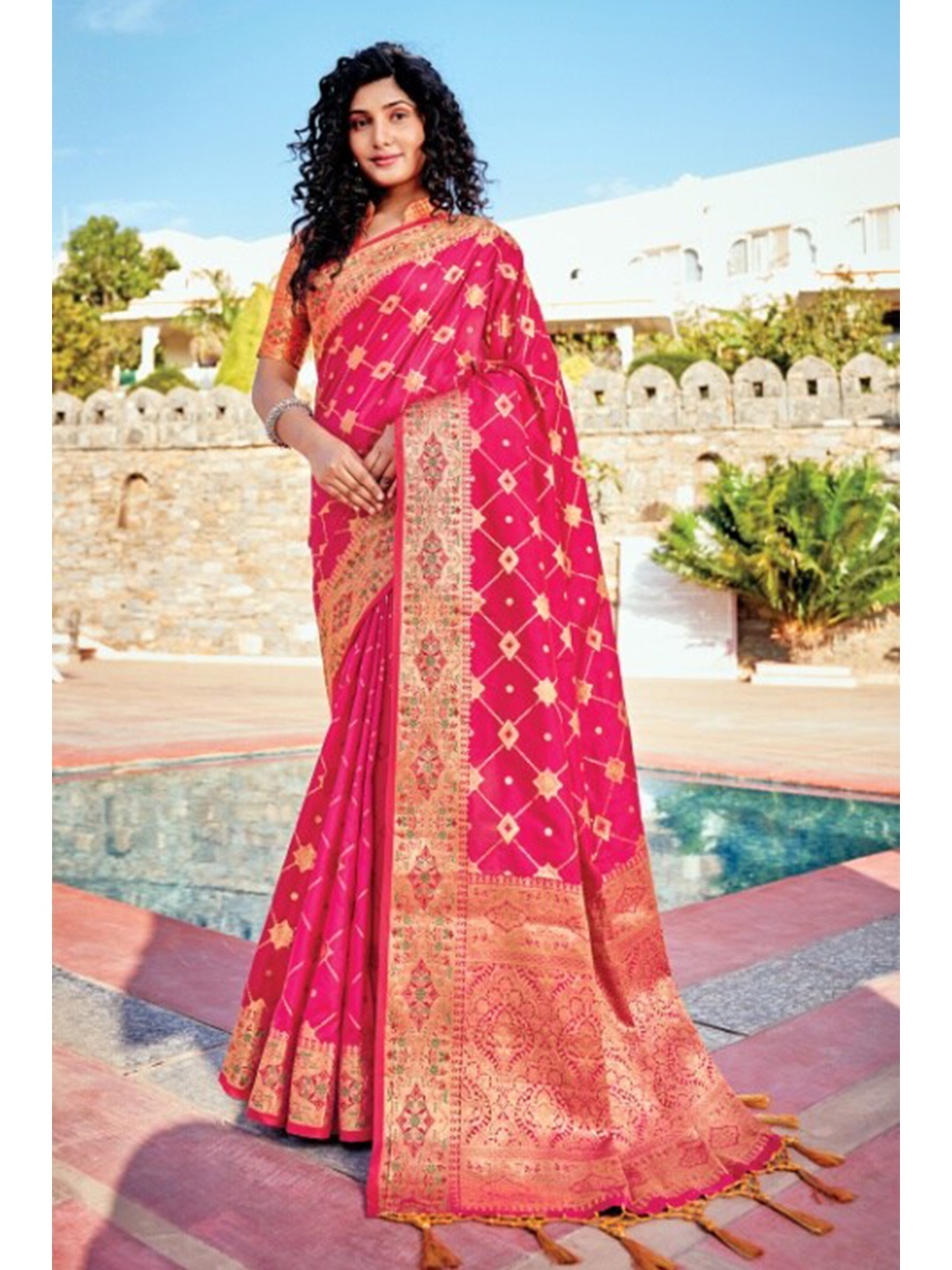 

KARAGIRI Pink & Gold-Toned Floral Zari Silk Blend Banarasi Saree