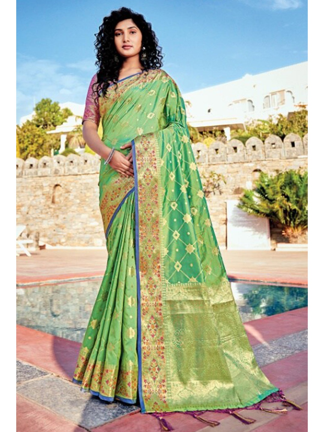 

KARAGIRI Green & Gold-Toned Woven Design Zari Silk Blend Banarasi Saree