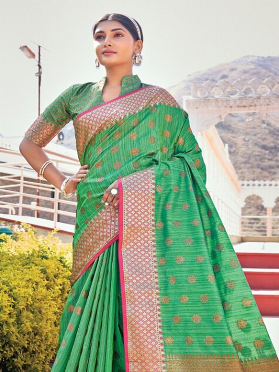 

KARAGIRI Green & Pink Woven Design Zari Silk Blend Banarasi Saree