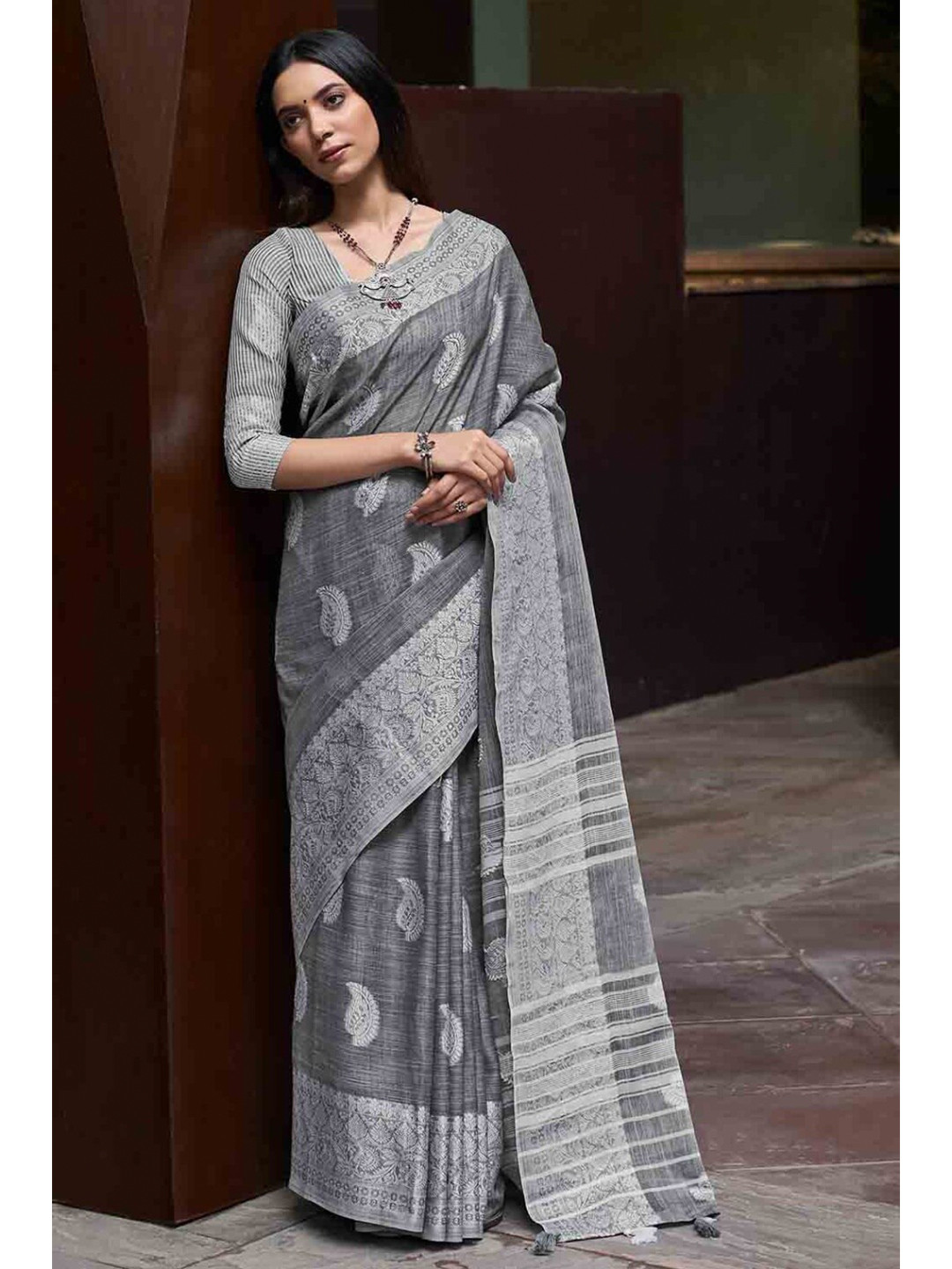 

KARAGIRI Women Grey & Silver-Toned Woven Design Linen Blend Saree