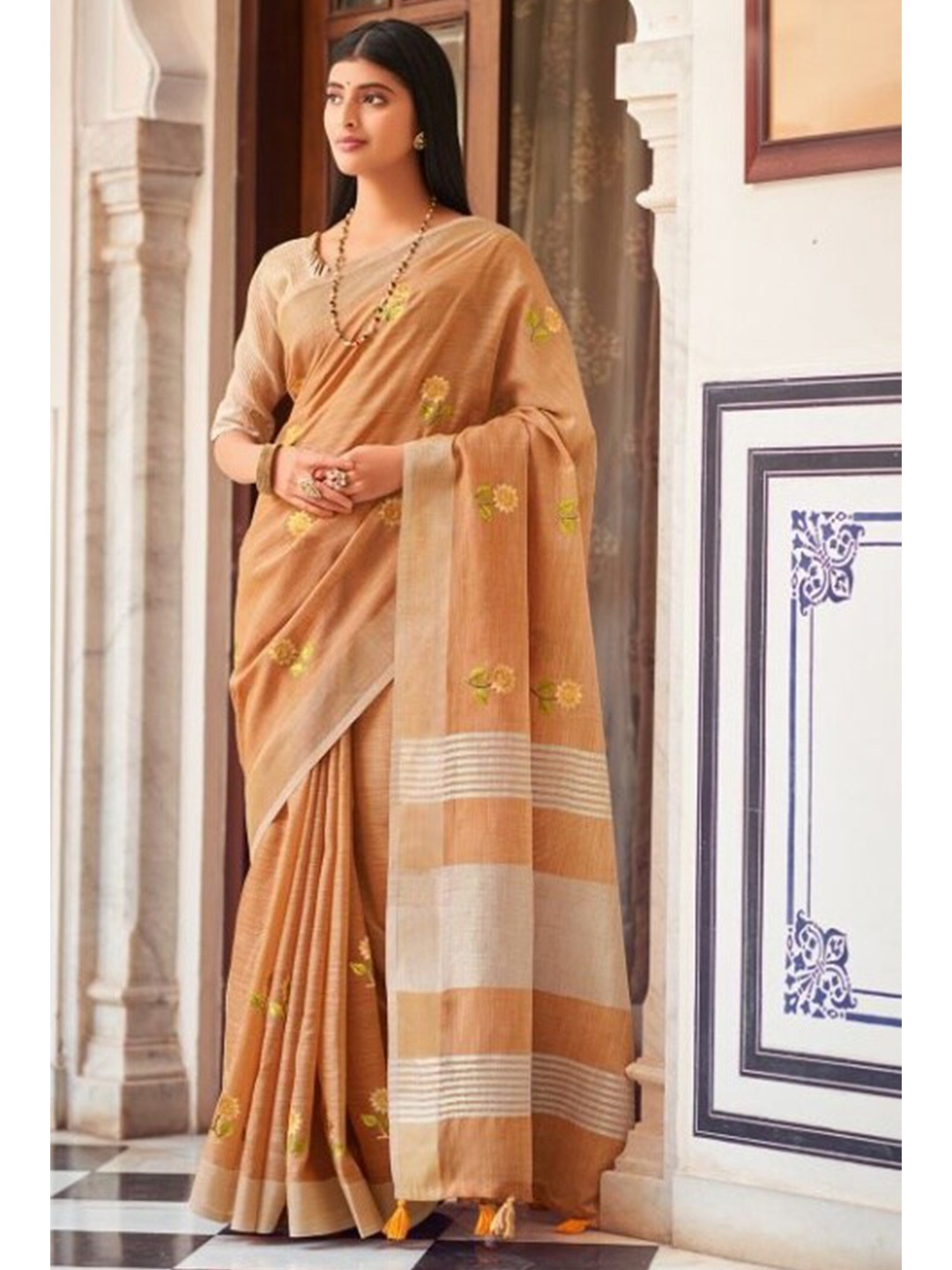 

KARAGIRI Women Brown & White Floral Linen Blend Saree
