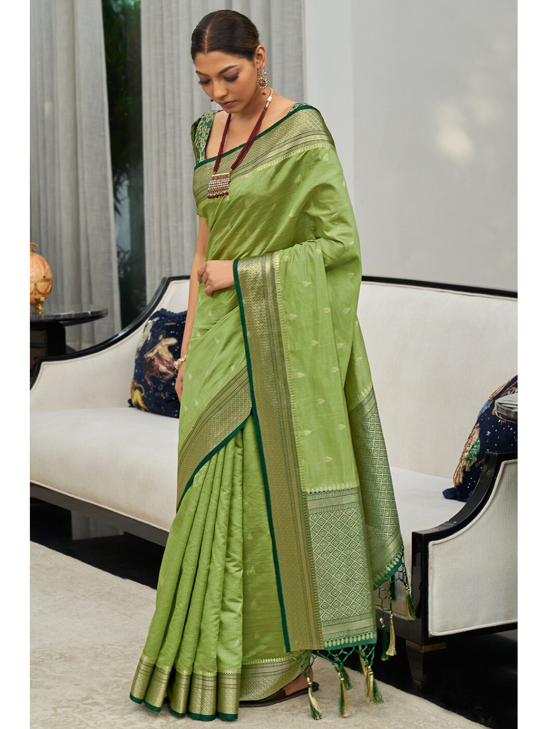 

KARAGIRI Green & Gold-Toned Ethnic Motifs Zari Silk Blend Saree