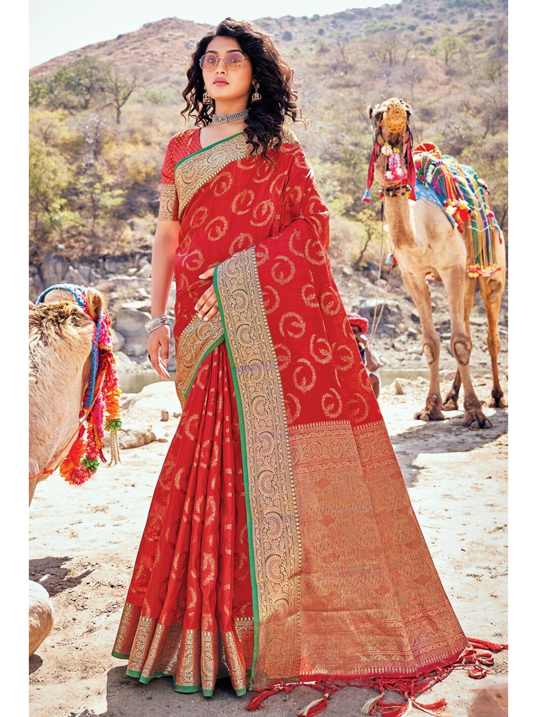 

KARAGIRI Red & Gold-Toned Woven Design Zari Silk Blend Banarasi Saree