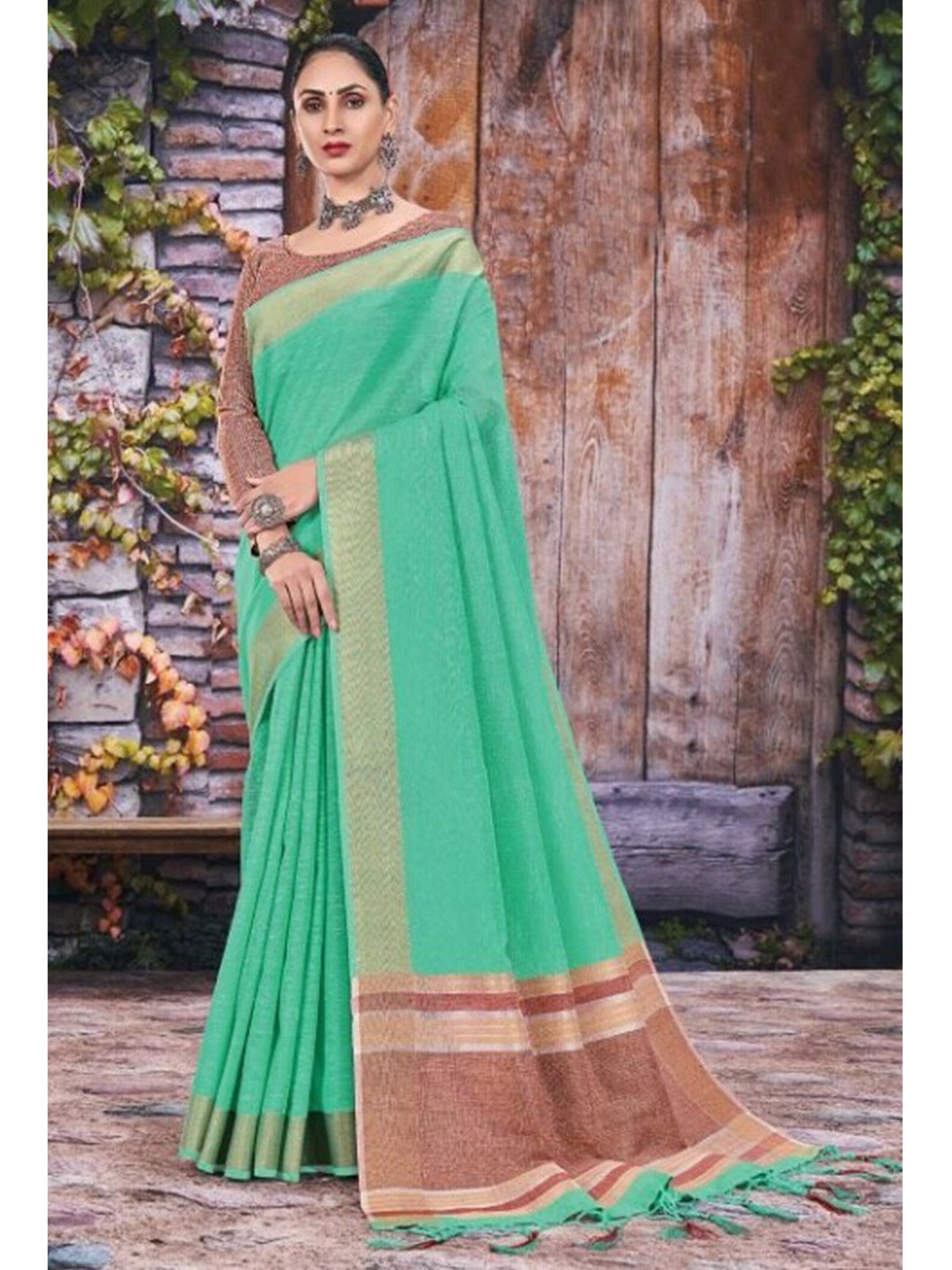 

KARAGIRI Green & Gold-Toned Linen Blend Saree