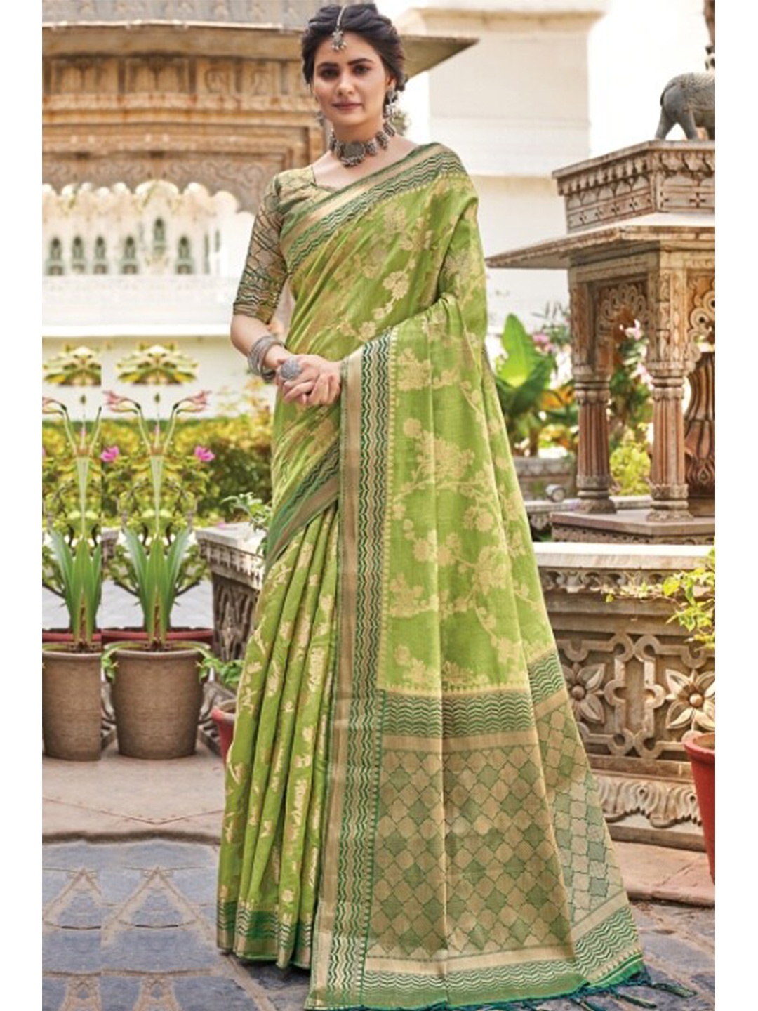 

KARAGIRI Green & Gold-Toned Woven Design Zari Silk Blend Banarasi Saree