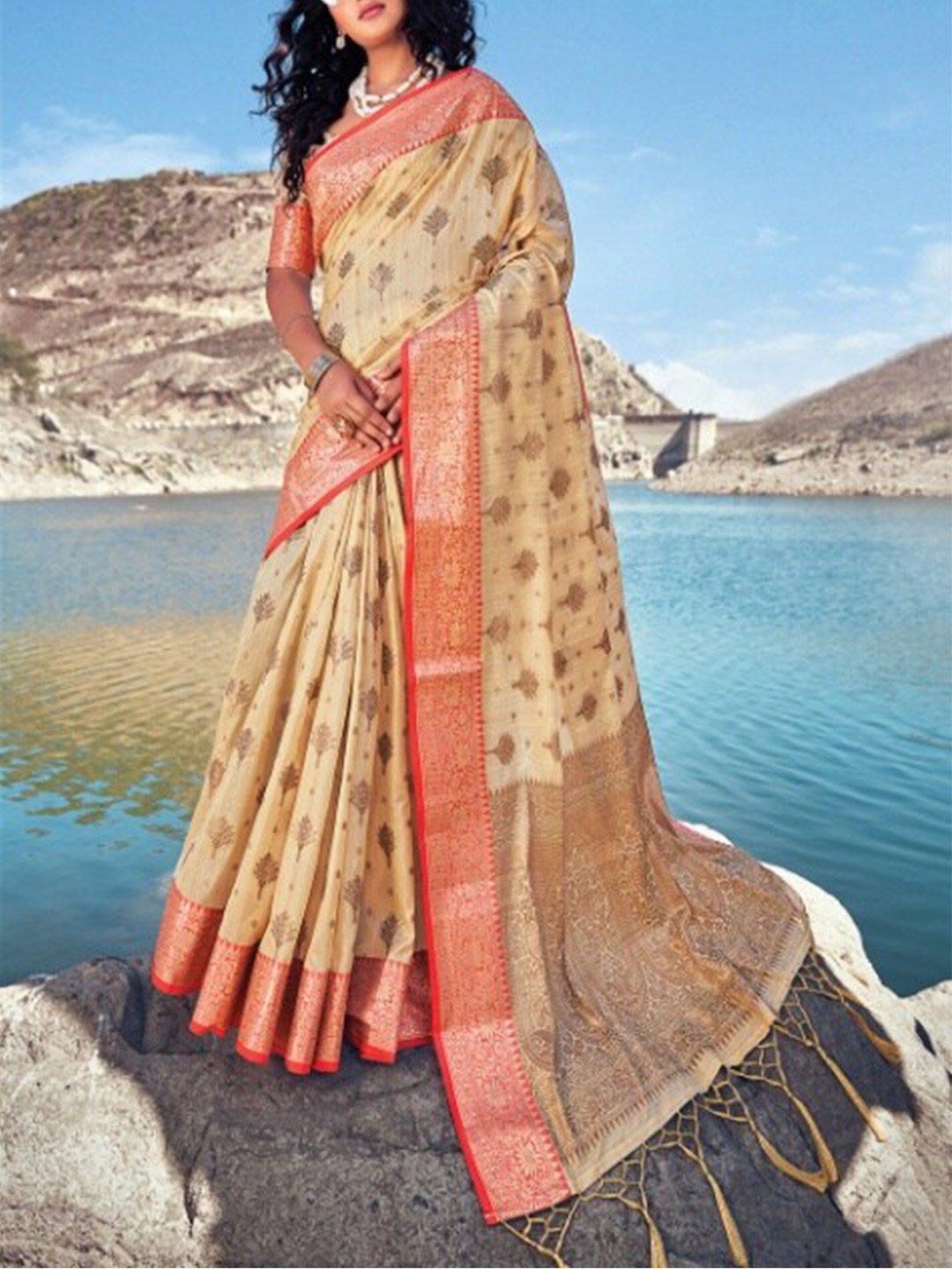 

KARAGIRI Cream-Coloured & Gold-Toned Ethnic Motifs Zari Silk Blend Banarasi Saree