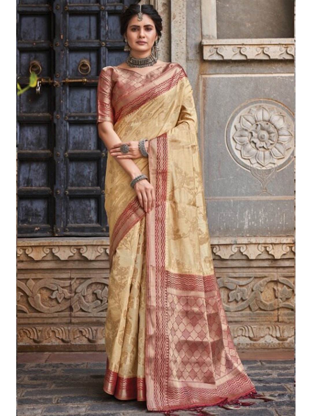 

KARAGIRI Cream-Coloured & Gold-Toned Floral Zari Silk Blend Banarasi Saree