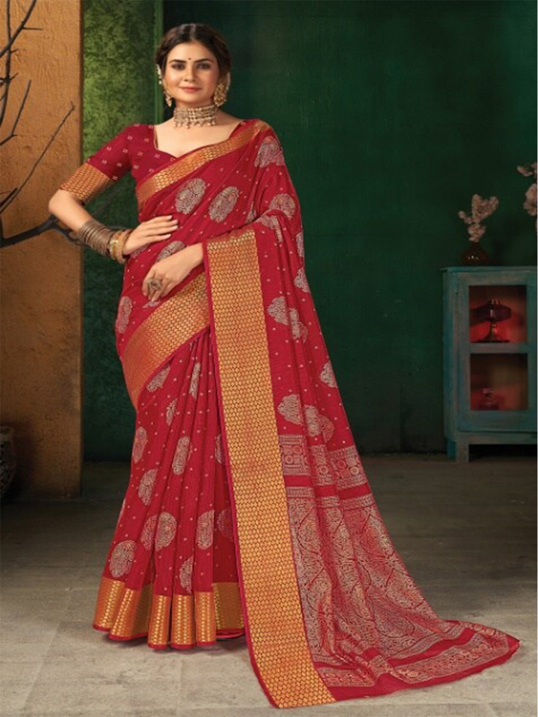 

KARAGIRI Red & Gold-Toned Woven Design Saree