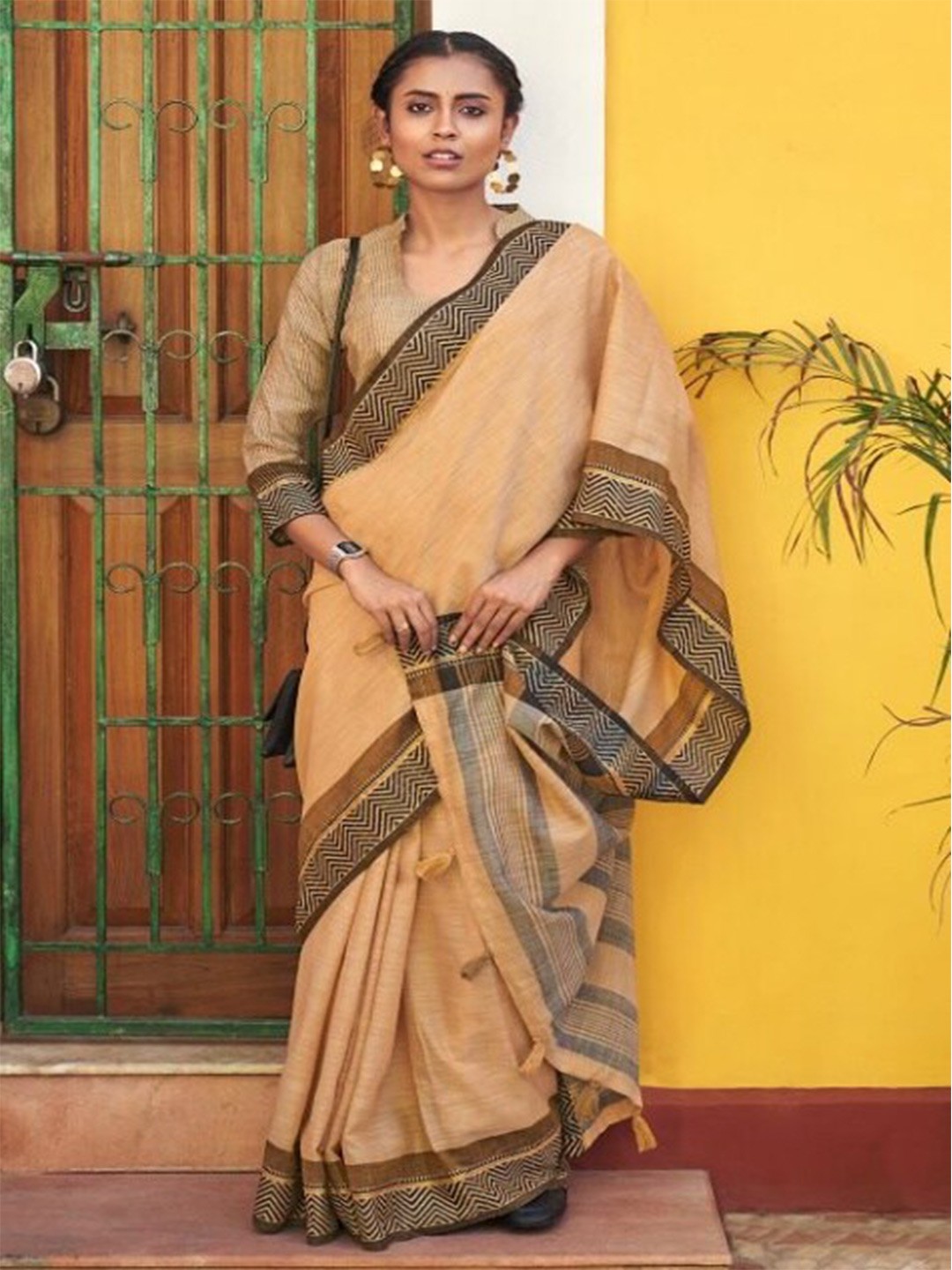 

KARAGIRI Cream Woven Design Linen Blend Saree